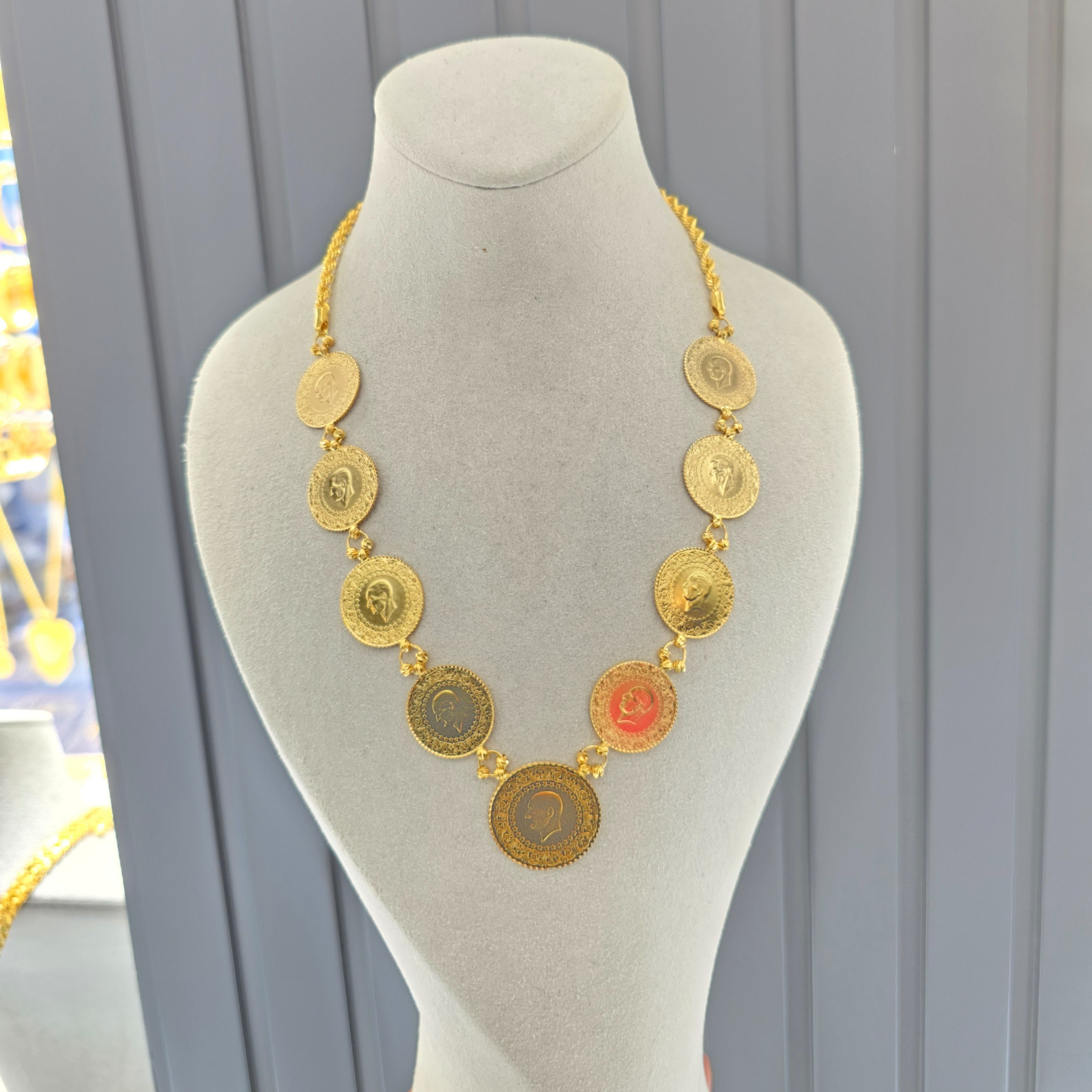 5.50 GRAM 14 HALAT ZİNCİRLİ 8 AD. ÇEYREKLİ ORTASI YARIMLI KOLYE